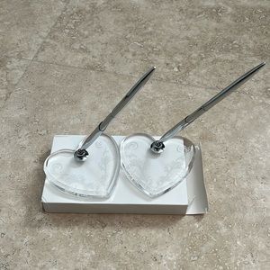 💕HP💕2 acrylic pen holders - etched heart shaped w/ silver pens(only used once)